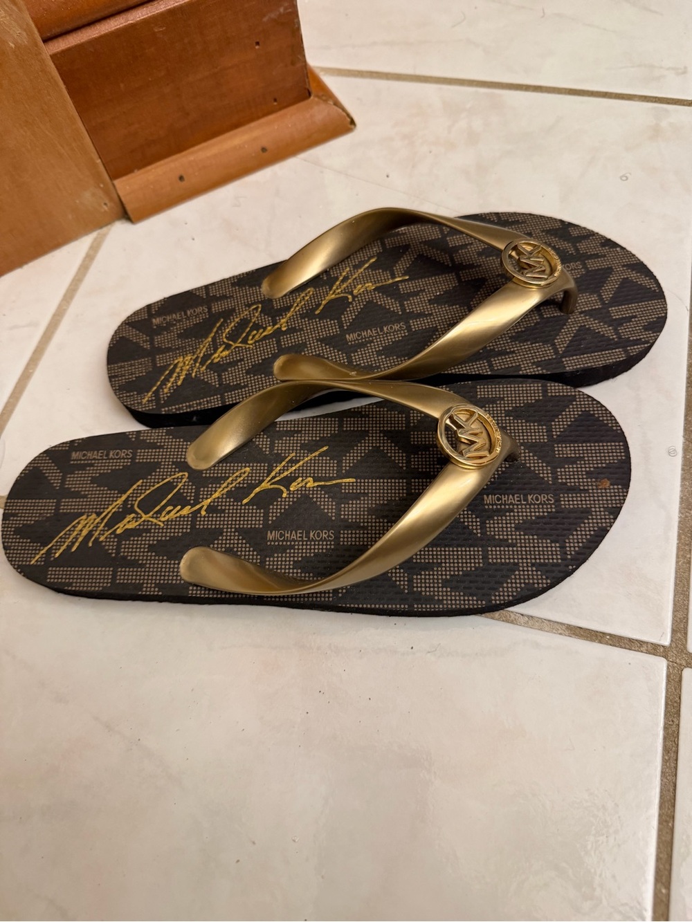 Michael Kors Brown Monogram Flip Flops with Gold Straps Women’s size 7 - Picture 2 of 4